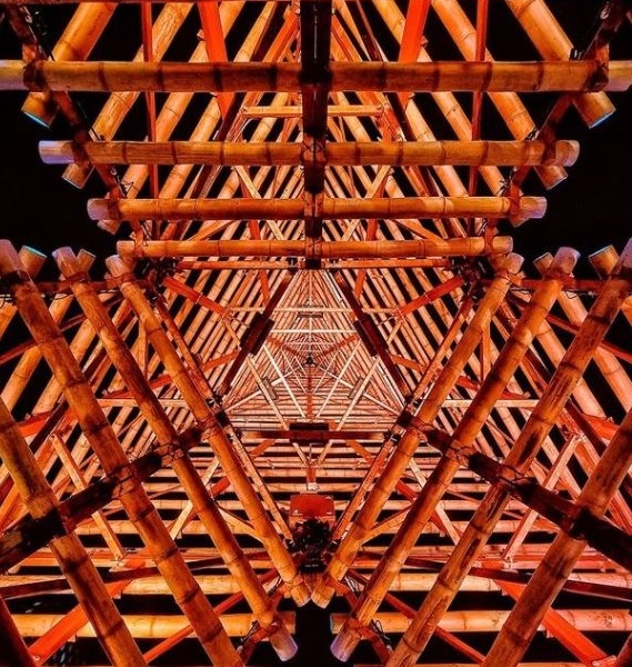 interior do Pinheiro com 15 metros, feito em Bamboo iluminado com luz rasante